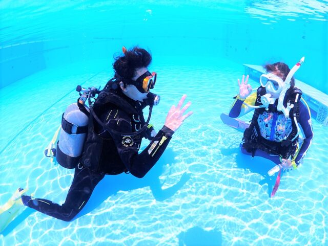 東京のダイビングショップで行う初心者向けプール講習のトレーニング風景